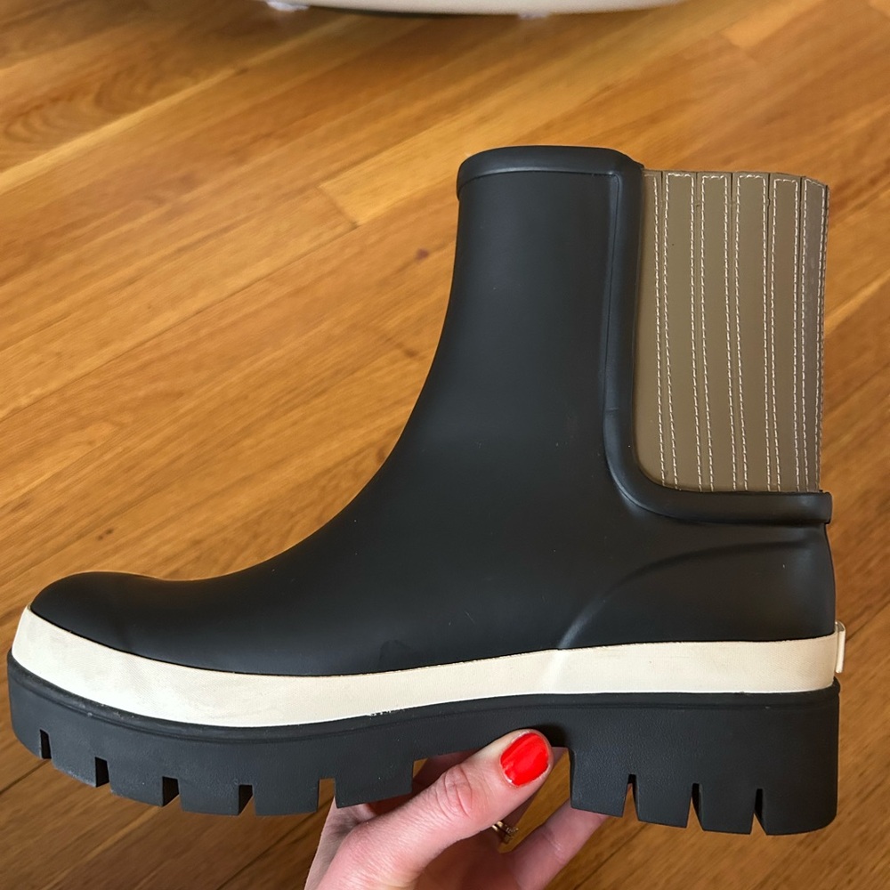 Stylish Black and Tan Women's Ankle Rain Boots. Size 9, I’m 10 and fit great.